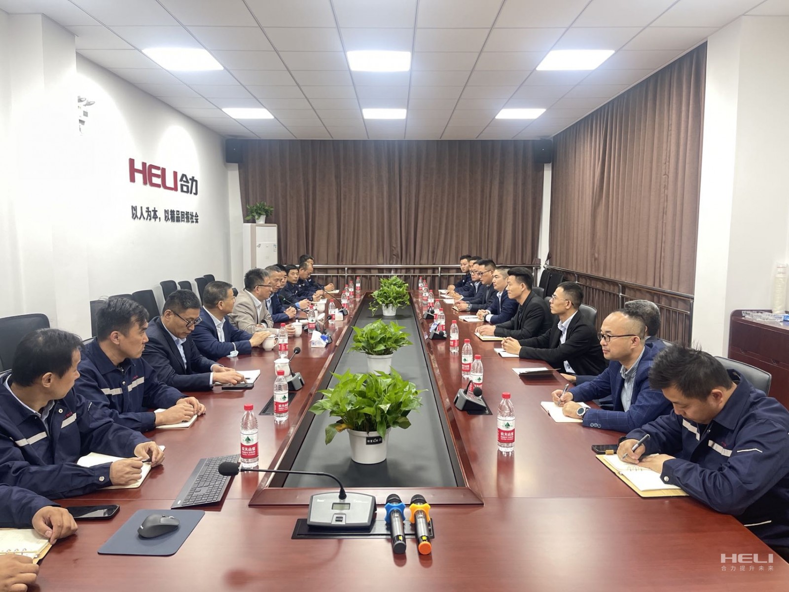 与上海Galaxy银河国际昆山、嘉定分公司员工互换座谈.jpg